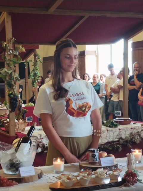 A candidata nº 1 à eleição da Rainha das Vindimas 2026, Catarina Almeida, brilhou esta tarde na iniciativa “Prova de Sabores”. 
Para esta apresentação que enaltece os saberes e sabores locais do concelho de Palmela, a Catarina escolheu o delicioso doce de maçã risadinha com moscatel roxo, produzido por nós na Alquimia dos Sabores!
Um enorme obrigado, Catarina, por levares o nosso trabalho e a tradição da nossa terra nesta caminhada. 💛
Apoie a nossa candidata!
Quem quiser votar na Catarina Almeida pode fazê-lo diretamente através deste link:👉 https://festadasvindimas.pt/rainha/

Vamos todos apoiar a Candidata nº 1! 🗳️

✨#RainhaDasVindimas2026 #AlquimiaDosSabores #Palmela #ProdutosLocais #MaçaRisadinha MoscatelRoxo