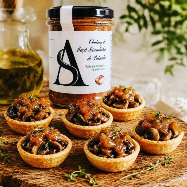 Sugestão para uma refeição rápida 

Tartelete Vegetariana com Cogumelos & Chutney de Maçã Riscadinha

Ingredientes
•	mini tarteletes prontas 
•	cogumelos salteados 
•	cebola roxa 
•	tomilho fresco 
•	azeite 
•	chutney de maçã riscadinha 
•	noz ou amêndoa tostada
Preparação
 Saltear:
•	cebola + cogumelos 
•	azeite + tomilho 
até ficarem dourados

Rechear as tarteletes
colocar mistura de cogumelos

 Finalizar com:
•	pequena colher de chutney de maçã riscadinha 
•	noz tostada picada 

 Aquecer no forno:
5–7 minutos

Bom Apetite!