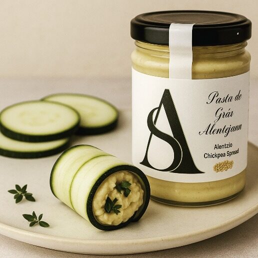 Sugestão para petiscar algo leve 

Mini Wrap de Courgette com Pasta de Grão de Bico Alentejano

 Ingredientes (6 rolinhos):
•	1 courgette grande, cortada em tiras finas no sentido do comprimento
•	3 colheres de sopa de Pasta de Grão de Bico Alentejano @alquimia.sabores 
•	Hortelã picada
•	Redução de vinagre balsâmico

Preparação:
1.	Grelha as tiras de courgette até ficarem maleáveis.
2.	Barre com a pasta de grão, salpica hortelã.
3.	Enrola e prende com palito.
4.	Finaliza com gotas de redução balsâmico.

Bom Apetite!