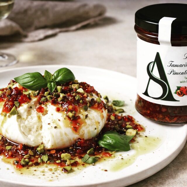 Petiscamos?

Burrata com Doce de Tamarilho & Pimenta Rosa, Pistáchio e Manjericão

Ingredientes 
•	1 burrata fresca
•	2 colheres de chá de Doce de Tamarilho com Pimenta Rosa @alquimia.sabores 
•	Pistáchios tostados e grosseiramente picados
•	Folhas de manjericão fresco
•	Azeite virgem extra suave
•	Flor de sal
•	Pimenta preta moída na hora

Preparação
1.	Colocar a burrata no centro de um prato largo.
2.	Abrir ligeiramente para expor o interior cremoso.
3.	Dispor pequenas colheradas do doce por cima e à volta.
4.	Salpicar com pistáchio para crocante.
5.	Finalizar com manjericão fresco, um fio de azeite e pimenta preta.

Bom Apetite!