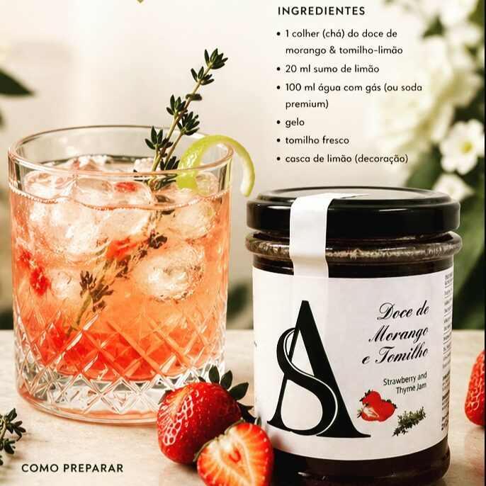 Uma sugestão para refrescar neste dia quente 😊

Jardim de Morango & Tomilho

Ingredientes
•	1 colher do teu doce de morango & tomilho-limão 
•	20 ml sumo de limão 
•	100 ml água com gás (ou soda premium) 
•	gelo 
•	tomilho fresco 
•	casca de limão 

Preparação
1.	Misturar: 
	doce + sumo de limão 
2.	Adicionar gelo 
3.	Completar com: 
	água com gás 
4.	Mexer suavemente 
5.	Finalizar com: 
	tomilho 
	twist de limão