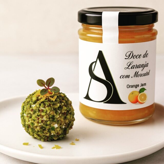 Para um dia quente, uma sugestão fresca
Bombom de Queijo de Cabra com Doce de Laranja e Moscatel

Ingredientes (8 bombons):
•	100 g de queijo de cabra cremoso
•	1 colher de sopa de Doce de Laranja com Moscatel @alquimia.sabores 
•	20 g de pistáchios (ou amêndoas) picados
•	Raspa de laranja
•	Microverdes para decorar

Preparação:
1.	Mistura o queijo de cabra até ficar bem cremoso.
2.	Faz pequenas bolas (tipo bombom) e recheia com uma gota do doce no centro.
3.	Fecha e passa pelos pistáchios picados.
4.	Decora com raspas de laranja e microverdes.

Bom Apetite!
