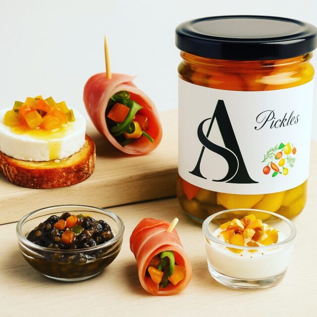 Para partilhar, ou não 🙂, neste dia quente
Ficam algumas sugestões

. Tosta de Queijo de Cabra, Pickles Doces e Mel

•	Pão rústico torrado
•	Rodelas de queijo de cabra curado
•	Pickles doces picados
•	Fio de mel ou xarope de agave
Modo de preparação:
Sobre o pão torrado, coloca o queijo de cabra, uma colher de pickles doces picados e um fio de mel. Leva ao forno uns minutos ou serve assim, morno.

 2. Mini Wrap de Presunto e Pickles

•	Fatias finas de presunto
•	Pickles doces em tiras
•	Folhas de rúcula ou agrião
Modo de preparação:
Recheia cada fatia de presunto com um pouco de pickles e uma folha de rúcula. Enrola e segura com um palito.

 3. Tapenade Rústico com Pickles Doces

•	Azeitonas pretas descaroçadas
•	Pickles doces
•	Azeite q.b.
•	Tostas ou pão pita
Modo de preparação:
Tritura grosseiramente as azeitonas com pickles e azeite até obter uma pasta rústica. Serve sobre tostas ou como dip.

 4. Copo de Iogurte Grego, Pickles e Nozes
(Uma versão agridoce e arrojada!)

•	Iogurte grego natural
•	Pickles doces bem picados
•	Nozes tostadas ou pecans
•	Pimenta rosa moída (opcional)
Modo de preparação:
Numa tacinha ou colher de aperitivo, coloca uma colher de iogurte, um pouco de pickles doces e nozes picadas. Finaliza com pimenta rosa.

Bom Apetite!
